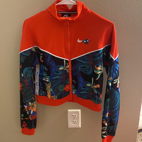 Hi! I am selling this red set from nike in a size small and has never been worn! - Picture 2 of 5